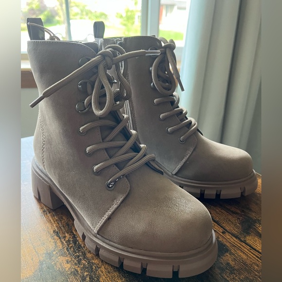 Mia Kids girl boot (size - 2) - Picture 1 of 6
